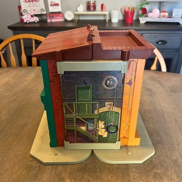 Vintage 1974 Fisher-Price Sesame Street clubhouse with figurines. - Picture 4 of 16